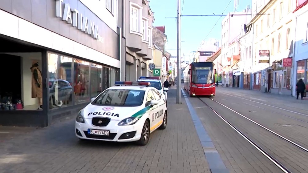 Muž mal strieľať na Obchodnej ulici v Bratislave.