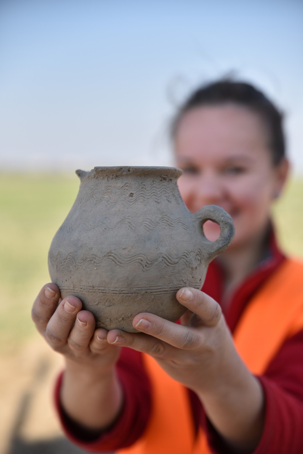 Nádoba zdobená vlnoukou 8. storočie