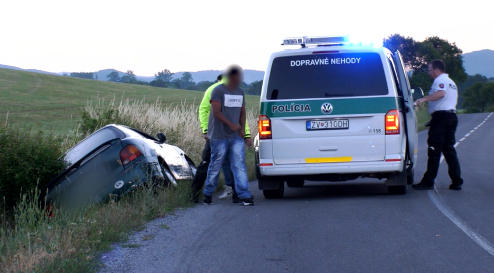 Bez vodičského a s alkoholom v krvi. S autom sa nakoniec prevrátili a skončil v priekope