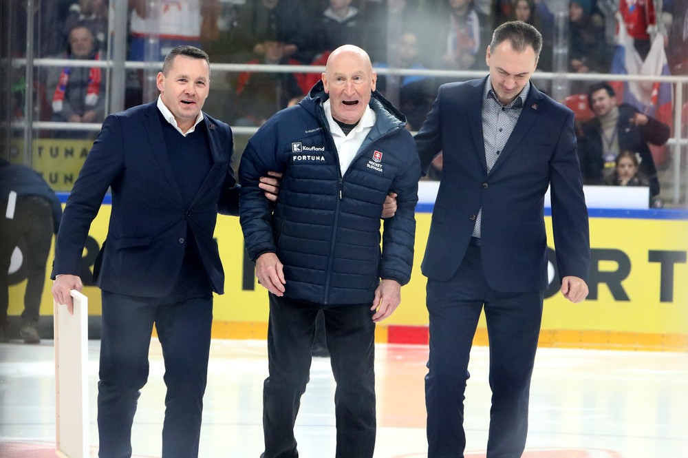 Craig Ramsay (uprostred) a manažér Miroslav Šatan , Miroslav Lažo