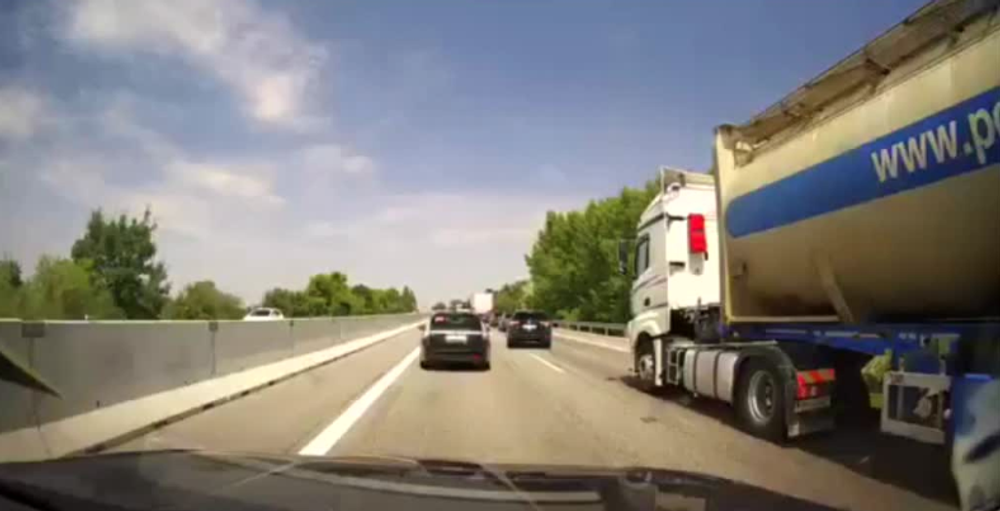 Šialený kamionista vytláčal autá do zvodidiel 