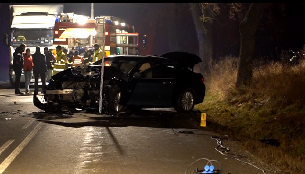Čelná zrážka sa skončila tragicky, zo zdemolovaného vraku museli vodiča vyprostiť hasiči