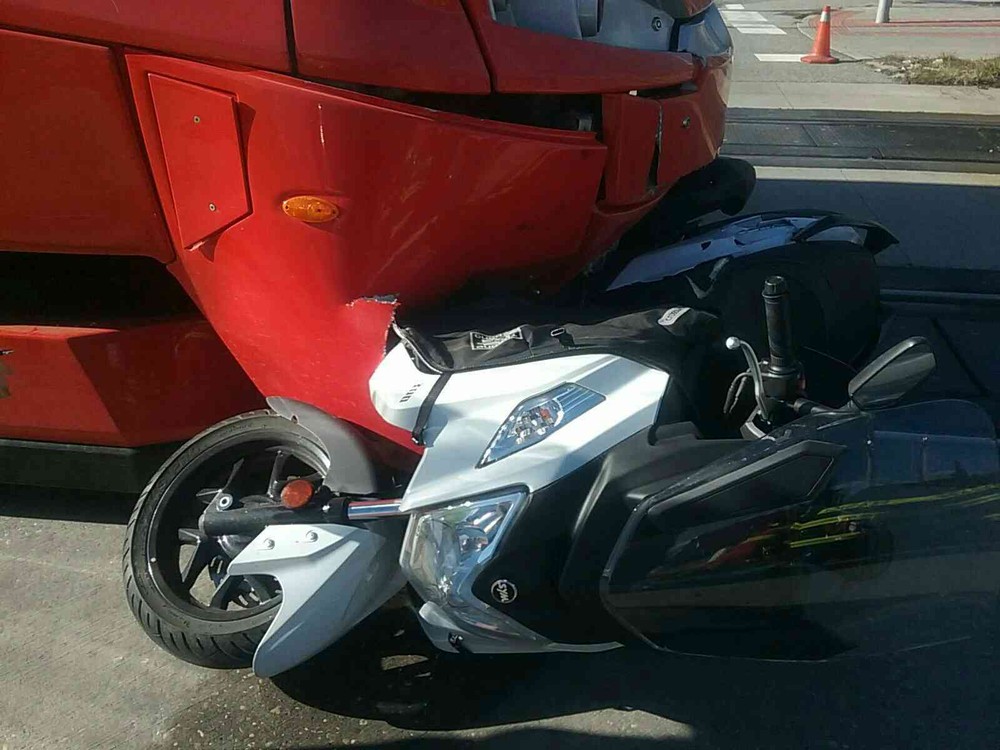 Zrážka električky a motorkára