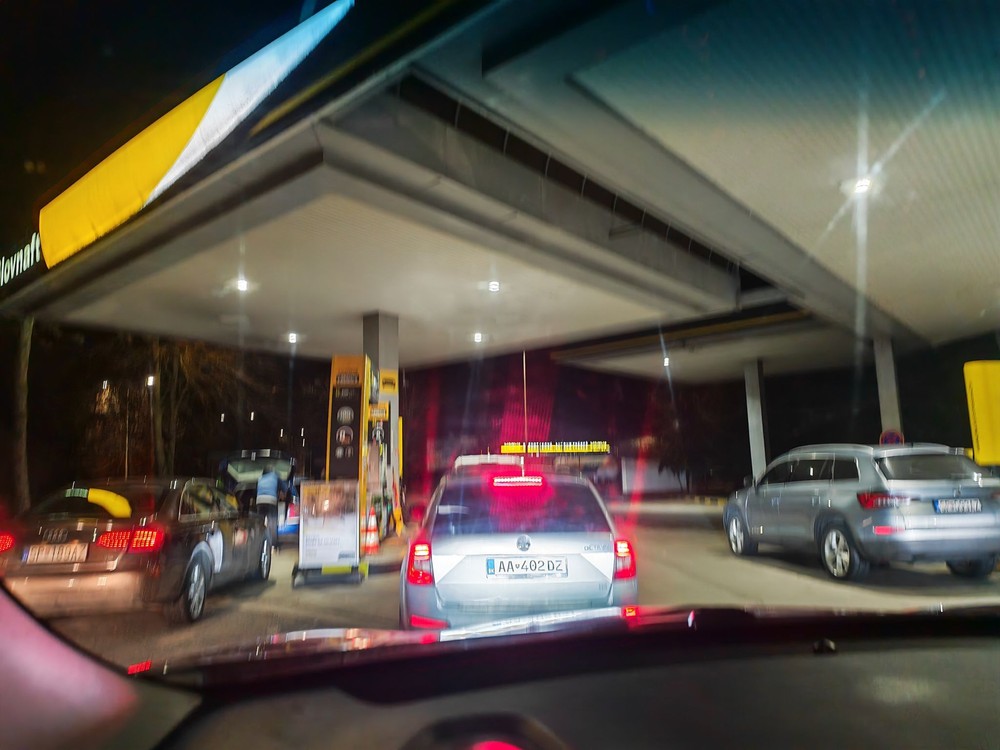 Na niektorých čerpacích staniciach sa dlho čakalo