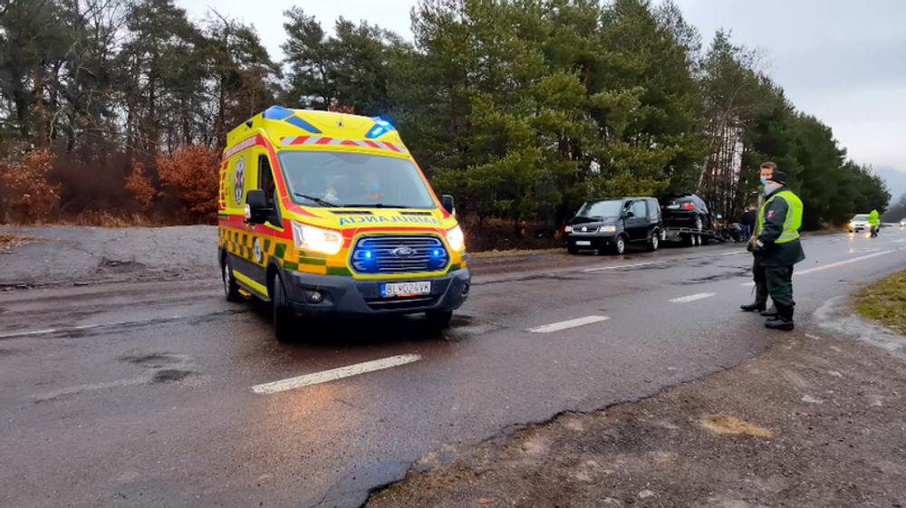 Auto s troma deťmi dostalo šmyk, rodinu po havárii odviezli z miesta záchranári 