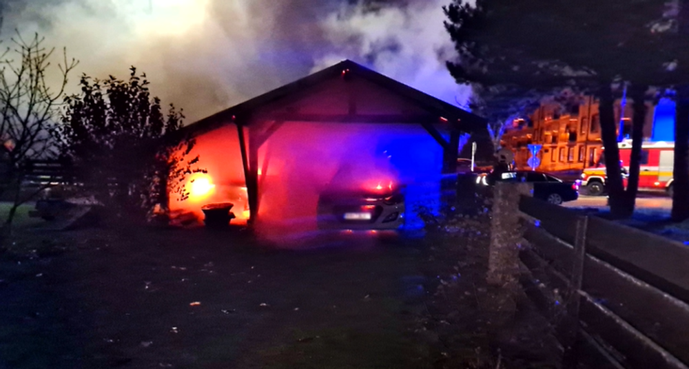 Dlhoročnému poslancovi a jeho dcére podpálili autá