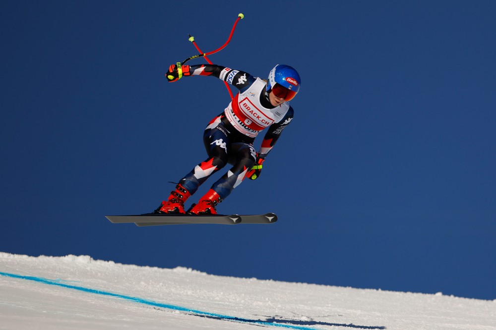 Americká lyžiarka Mikaela Shiffrinová počas zjazdu Svetového pohára vo švajčiarskom St. Moritzi v sobotu 9. decembra 2023. FOTO TASR/AP 