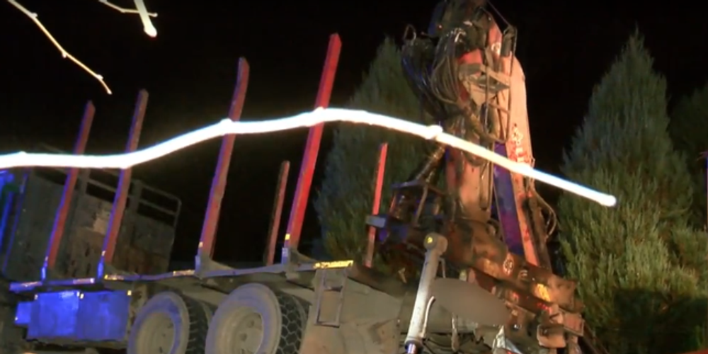 Vodičovi nákladiaku sa počas jazdy uvoľnila hydraulická ruka. Ničila všetko, čo jej stalo v ceste