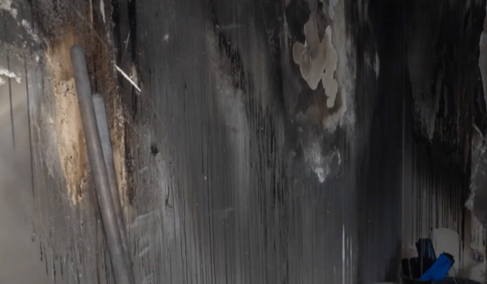 Hrozivý požiar v Košiciach: Rodinám ostali vydymené a zatopené byty 