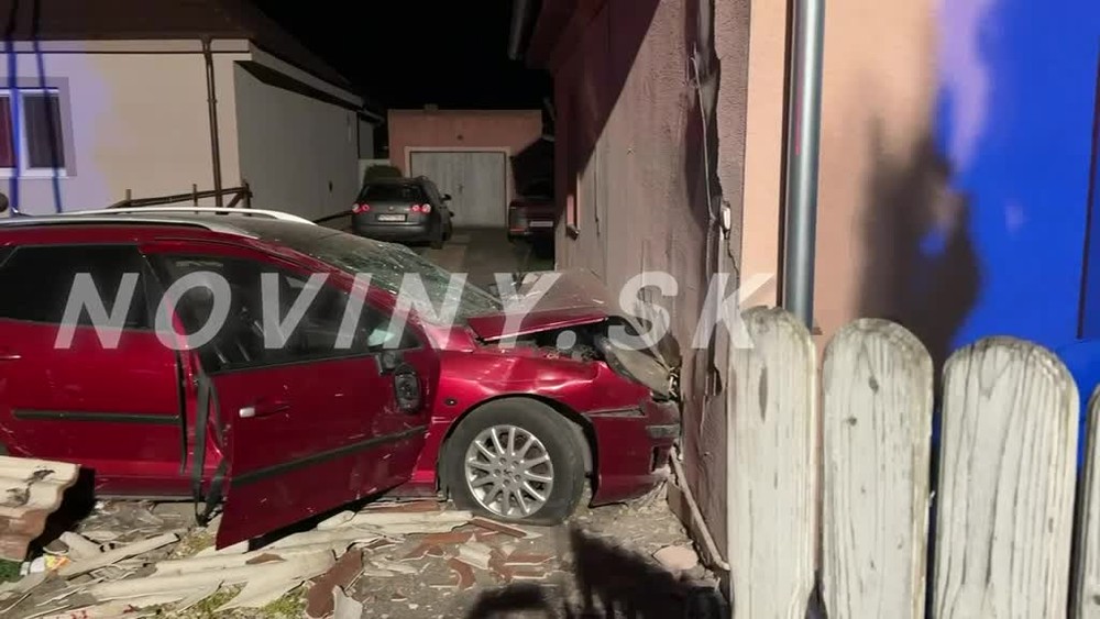 [multi] Auto narazilo do domu v Úľanoch nad Žitavou 2816