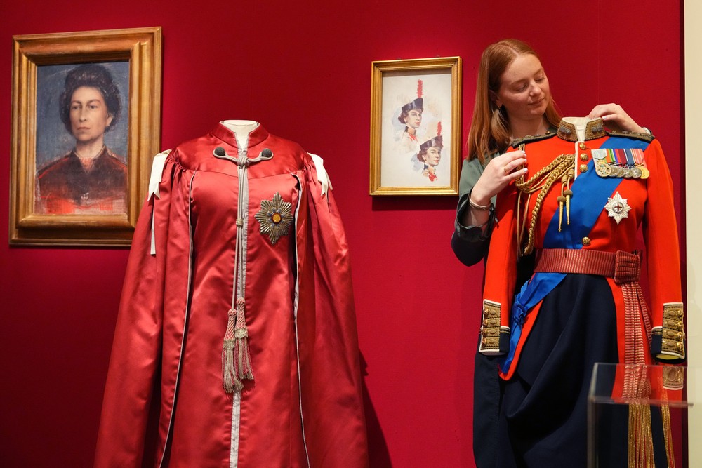 Výstava šiat kráľovnej Alžbety II. v Londýne