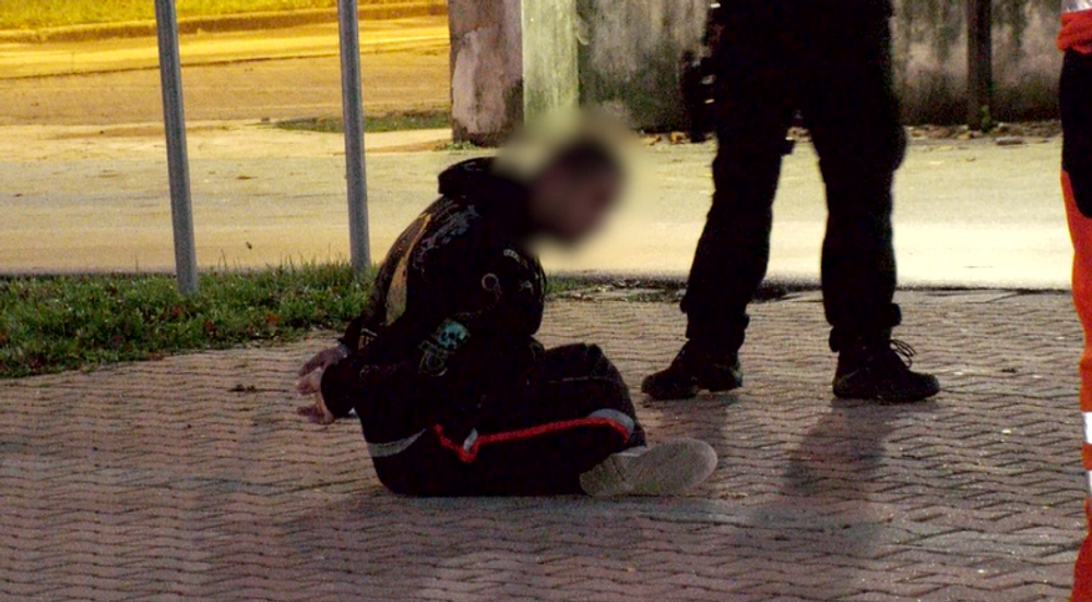 Protidrogový zásah pred očami desiatok ľudí. Medzi zadržanými skončil aj niekdajší černákovec Sklíčko