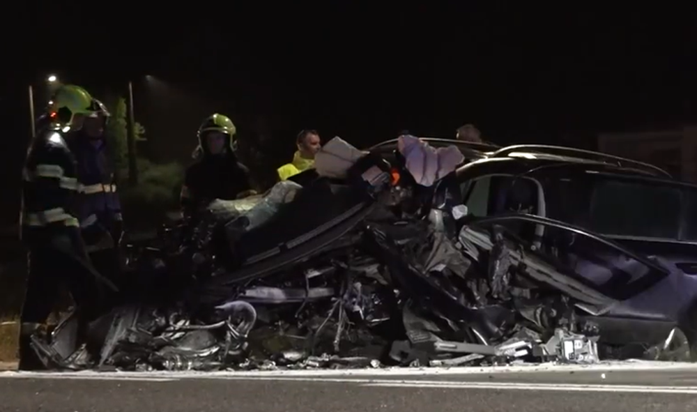 Osobné auto narazilo do betónového stĺpa 9