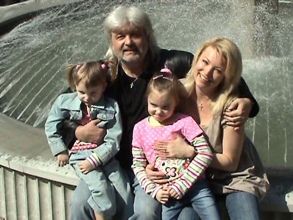 Rapoš a Vejmělková sedia pri Fontáne Lásky