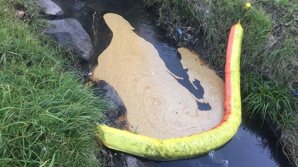 Rieka nabrala krvavo červenú farbu 