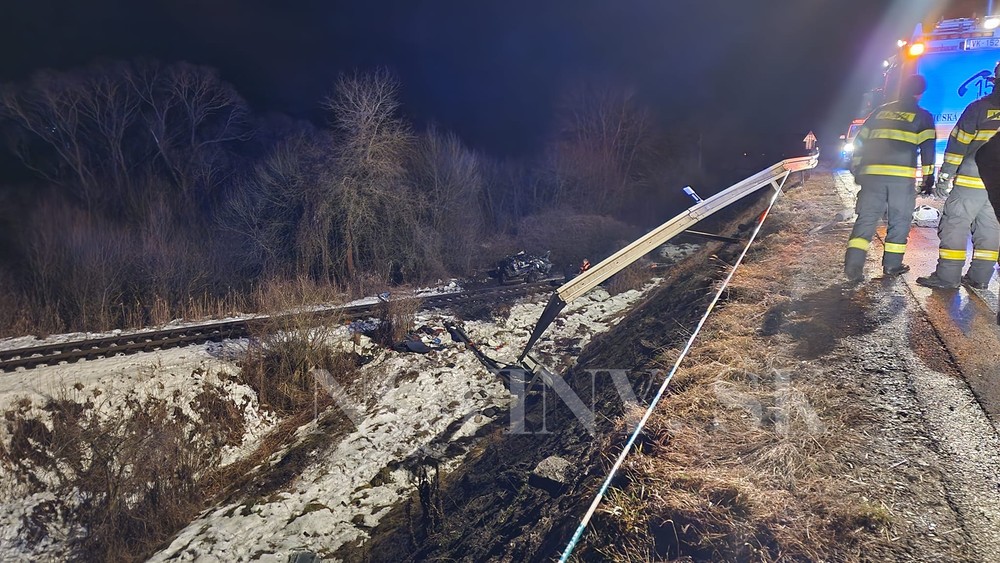 Auto spadlo z mosta na trať