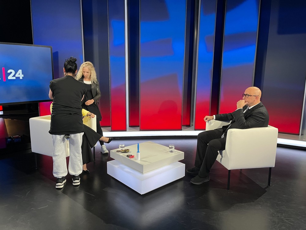 Politika 24 s ministrom dopravy Rážom