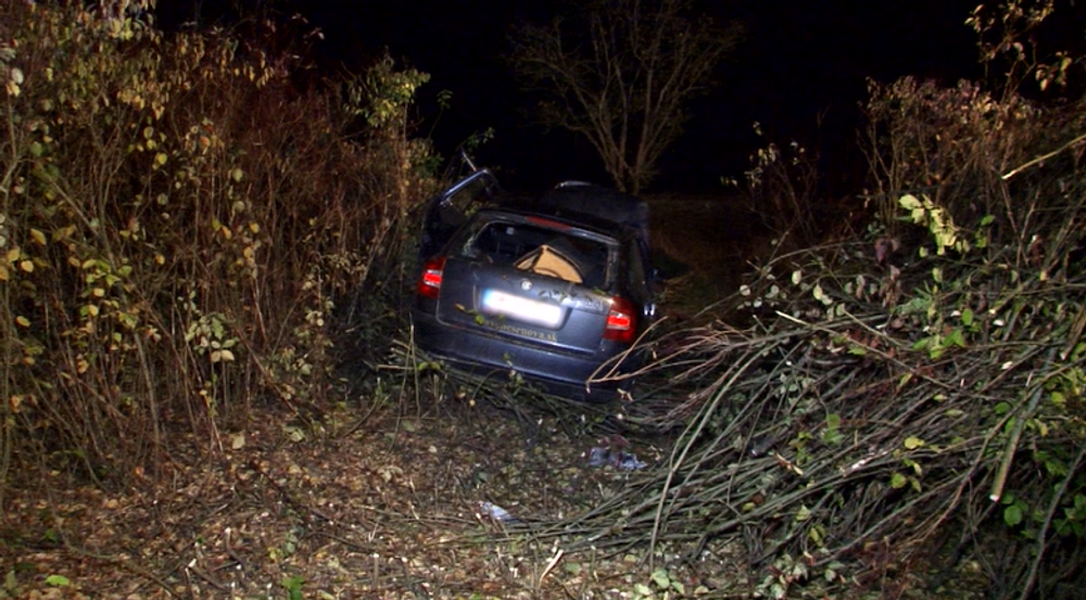 Vážna autonehoda na R1. Auto sa niekoľkokrát prevrátilo a skončilo na streche mimo cesty