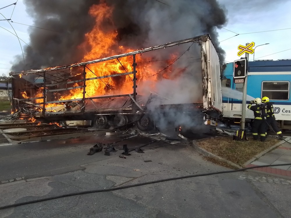 zrážka vlak kamion požiar hasiči (17)