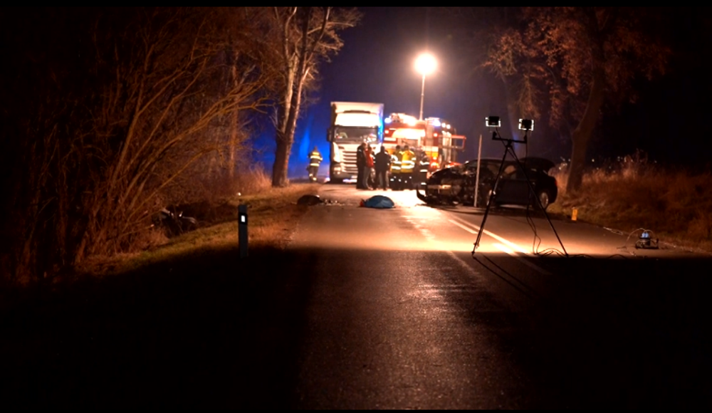 Čelná zrážka sa skončila tragicky, zo zdemolovaného vraku museli vodiča vyprostiť hasiči