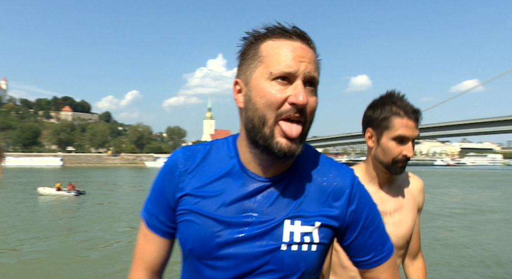 FOTO: Vyše tisíc ľudí preplávalo Dunaj. Medzi nimi aj primátor Vallo