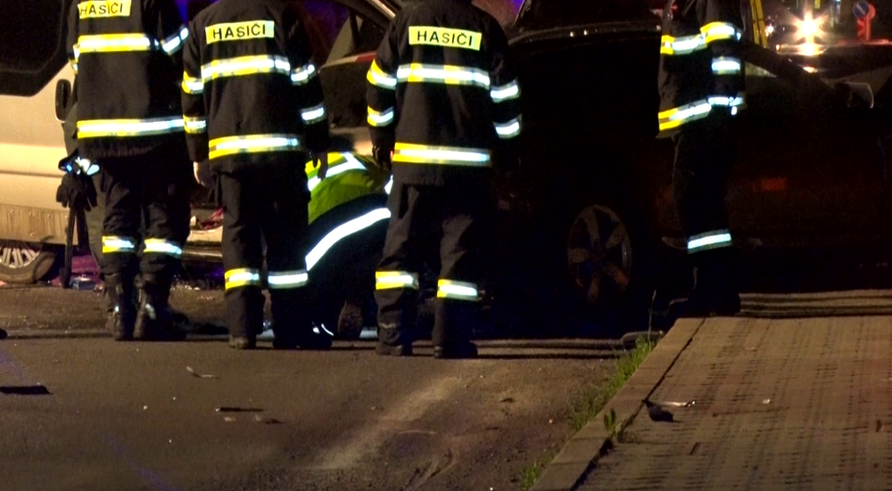 Čelná zrážka osobného auta a dodávky