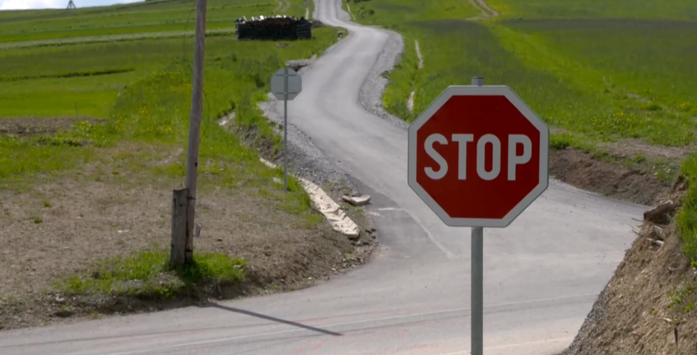 Deviatak na štvorkolke vybehol na hlavnú cestu, kde sa zrazil s autom
