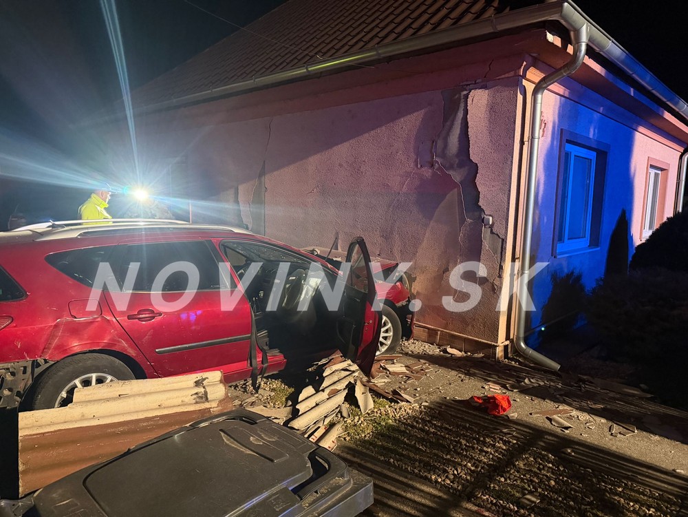 Auto narazilo do domu v Úľanoch nad Žitavou