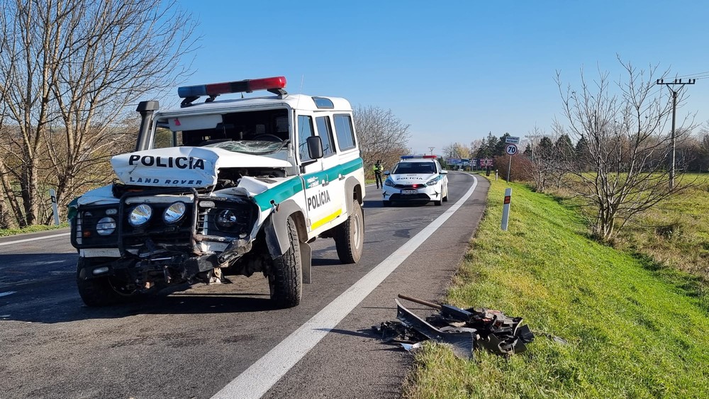 Čelná zrážka dodávky s policajtmi