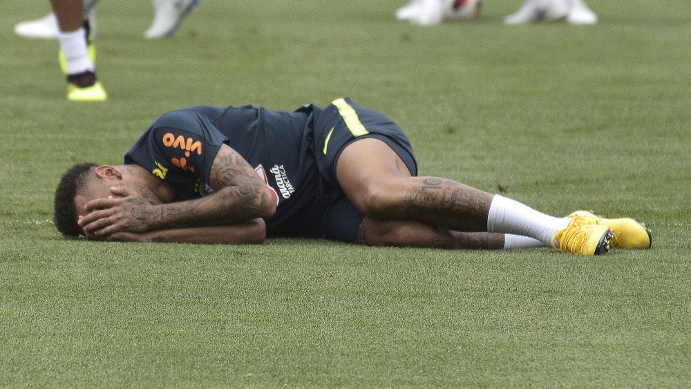 Neymar na trávniku počas tréningu