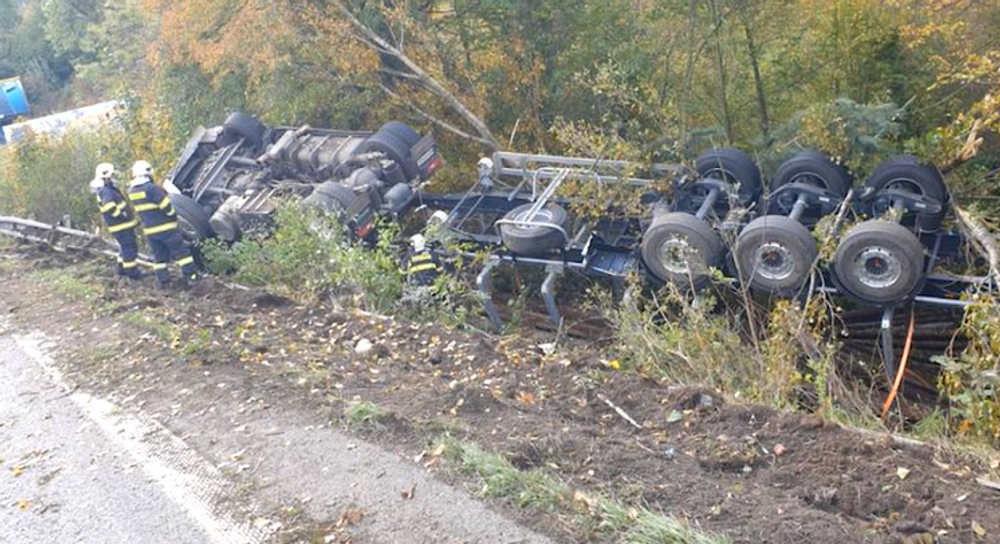 Nehoda kamióna zablokovala cestu pri Strečne, vodič skončil v policajnej cele