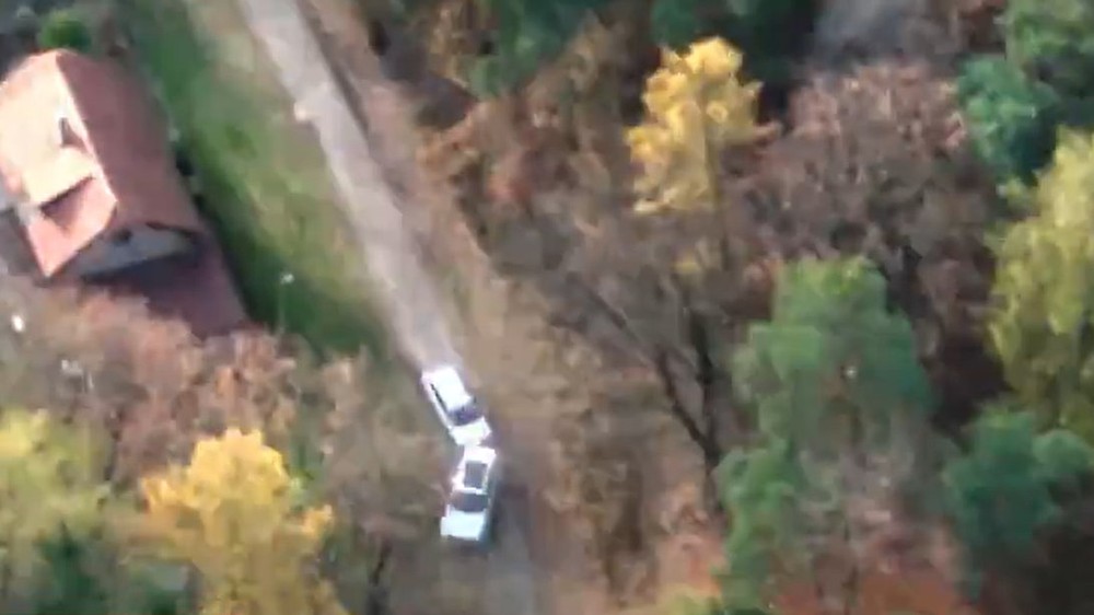 Policajti museli použit vozidlo.