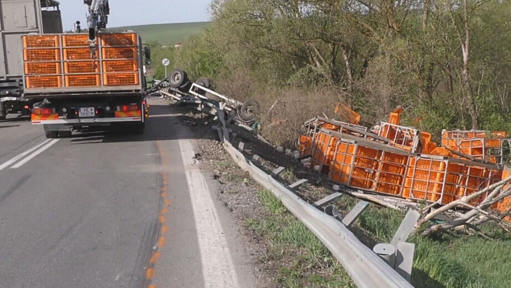 Prevrátený kamión s hydinou