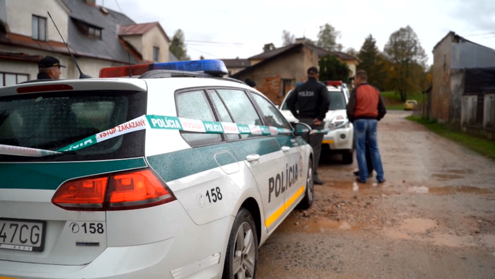 Popíjal s miestnymi, no domov sa už nevrátil. Záhadná smrť v uličke pri stanici prináša množstvo otáznikov