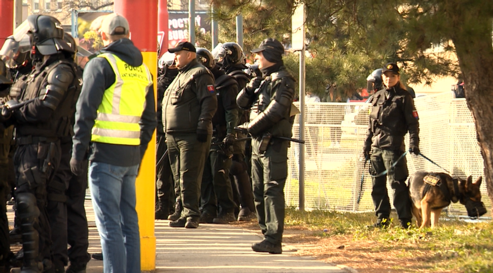 Vodné delá, psovodi a ťažkoodenci. V Trnave sa hralo najväčšie slovenské derby