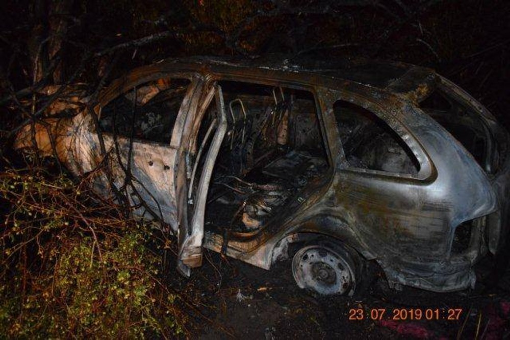 Tínedžeri narazili s autom do stromu. Vozidlo skončilo celé v plameňoch