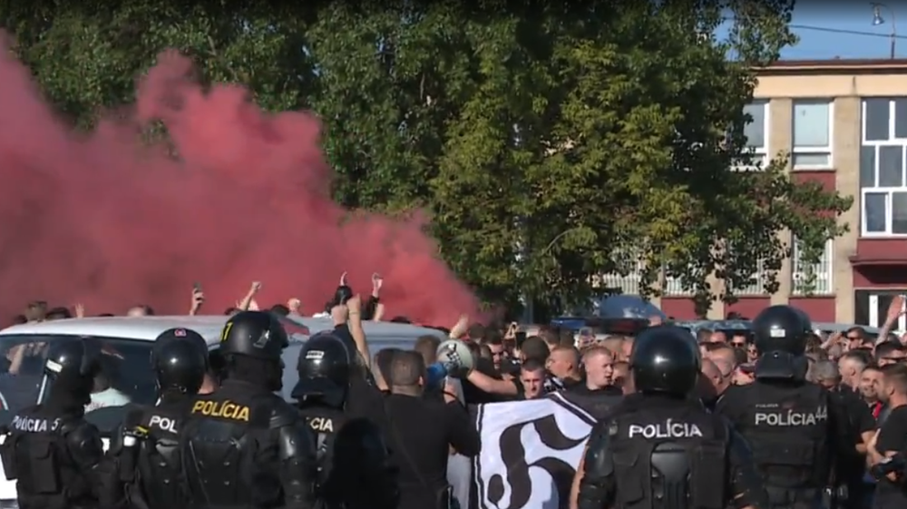 Súboj tradičného derby neskončil len na trávniku. Zápas opäť sprevádzalo primitívne chovanie fanúšikov