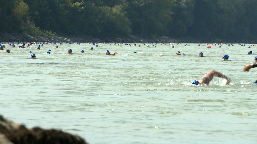 FOTO: Vyše tisíc ľudí preplávalo Dunaj. Medzi nimi aj primátor Vallo