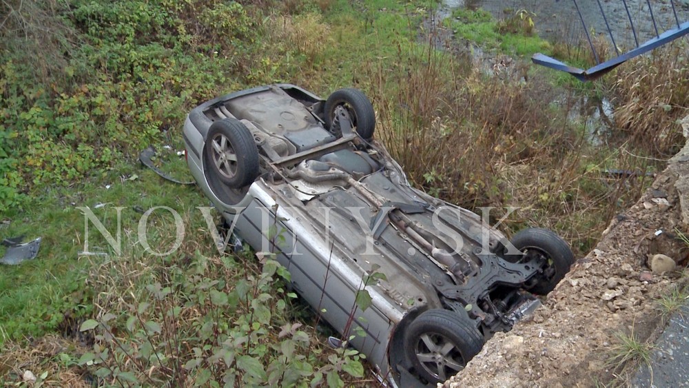 Auto sa zrútilo na breh potoka