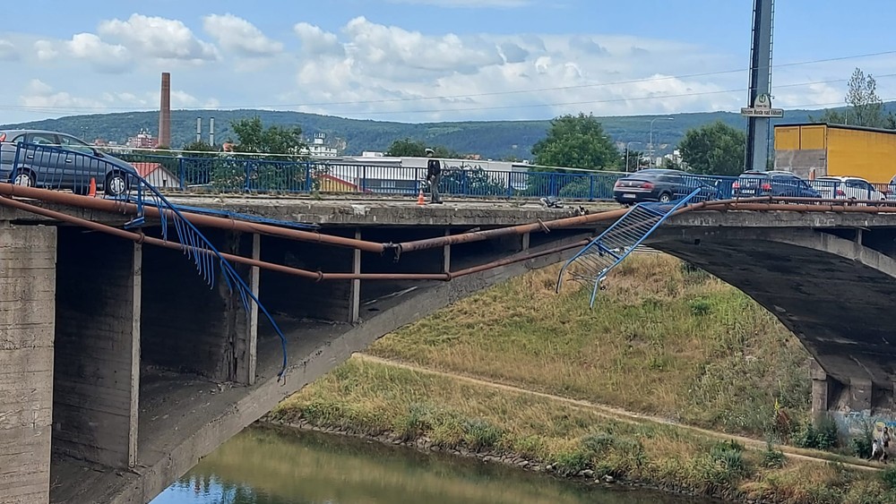 Nehoda kamióna: Vodič zletel z mosta