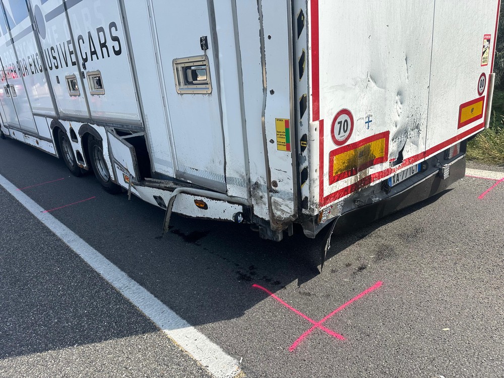 Nehoda kamiónu a osobného auta