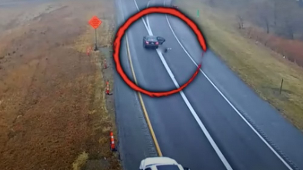 Dieťa vypadlo z auta