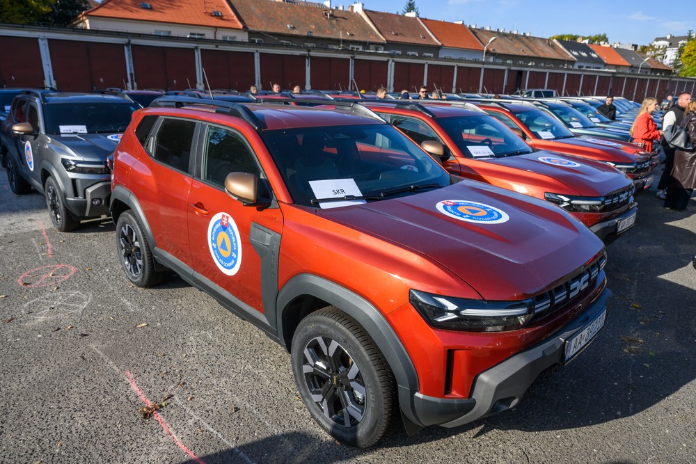 Zamestnancom odborov krízového riadenia okresných úradov odovzdali v Bratislave nové terénne vozidlá