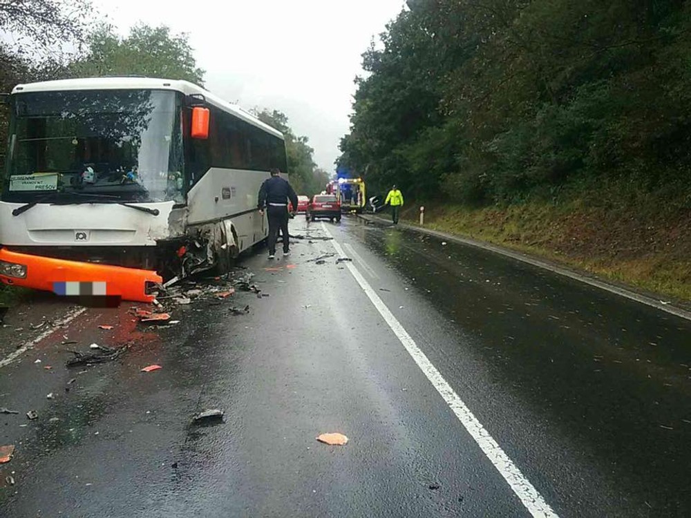 Na východe Slovenska sa zrazil autobus s osobným vozidlom