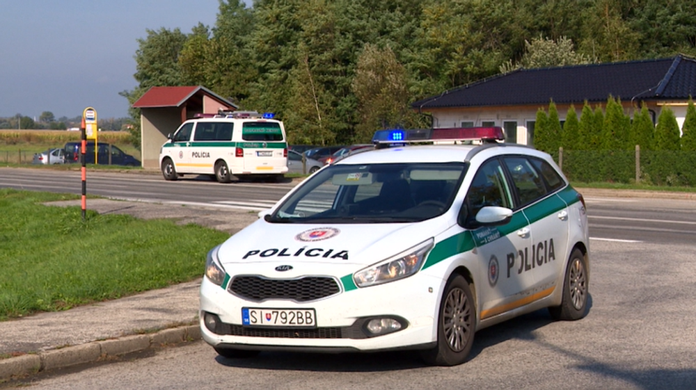 Vážna nehoda na Záhorí. Po náraze do kamióna odhodilo auto pod náves druhého kamionistu