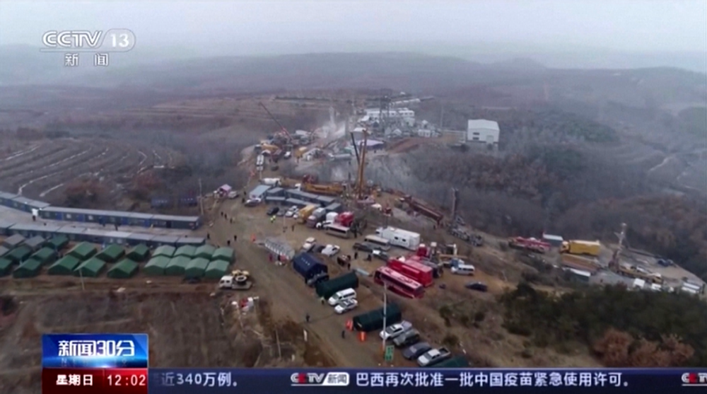 Záchranárom sa podarilo vyslobodiť baníkov, ktorí uviazli stovky metrov pod zemou 