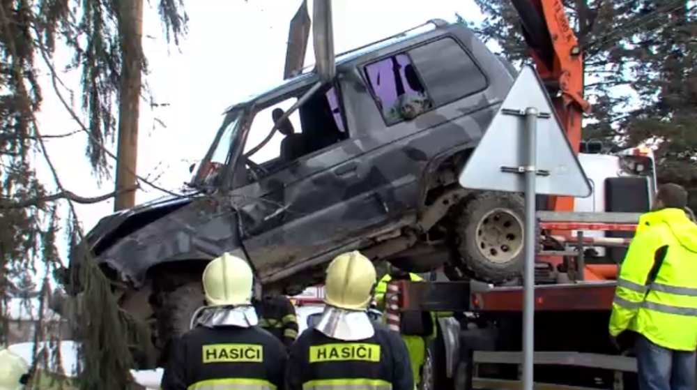 Muž z neznámych príčin zišiel z cesty, neprežil náraz do stromu 
