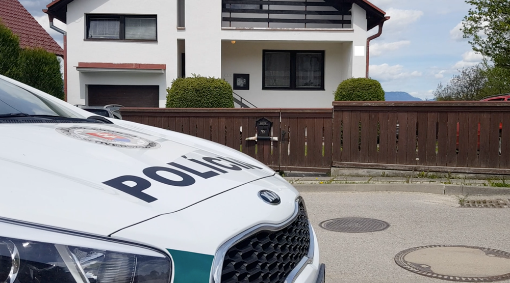 V záhrade domu našli obhorené telo