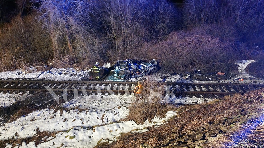 Auto spadlo z mosta na trať