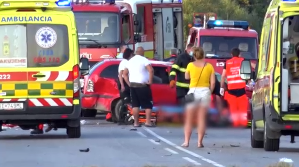 Jeden mŕtvy, traja ťažko a traja ľahko zranení. Toto je výsledok zrážky troch áut